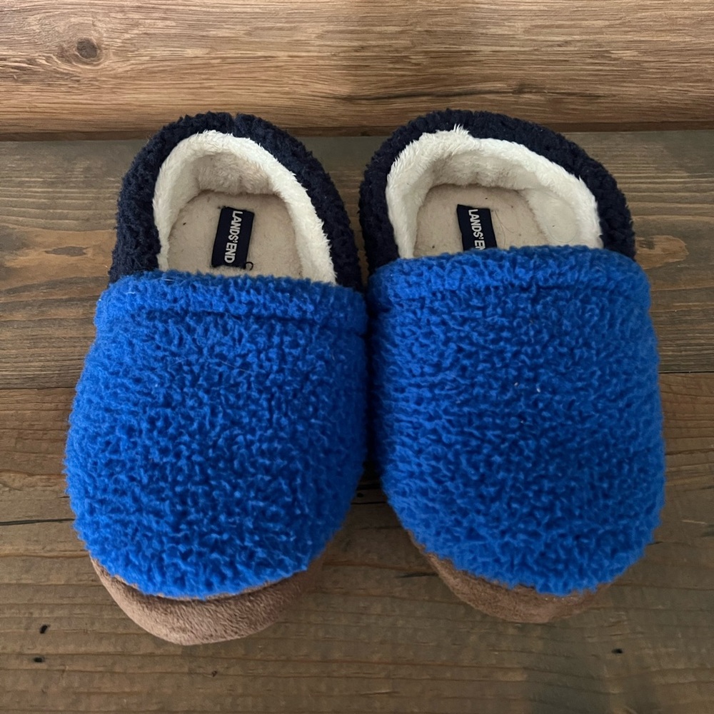 Kids fleece slippers.  Like new!